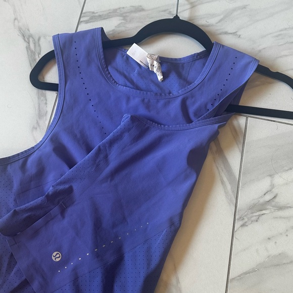 Lululemon lightweight Swift ventilated running Tank. Indigo. Size Large. - Picture 6 of 9
